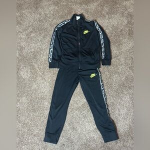 Nike Boys 2 Piece Set Size 7 Black and Neon Yellow